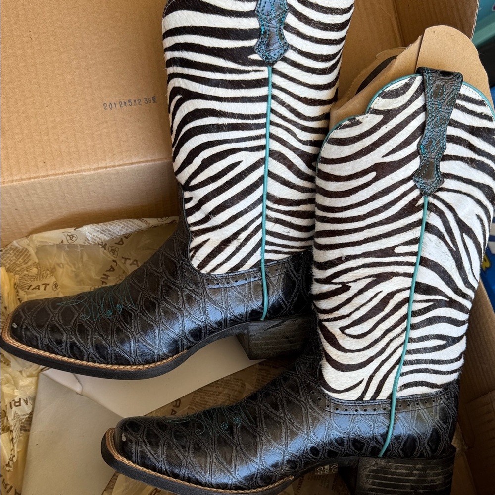Ariat Turquoise and Black Cowboy Boots - Picture 3 of 5
